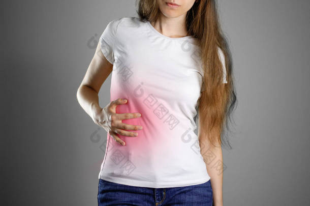 一个女人拥有<strong>肝脏</strong>。在腹部的疼痛。肝硬化患者 l