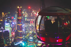 美丽的广角夜景鸟瞰广州珠江新城金融区, 广东, 中国的天际线和风光超越城市, 从广州塔观察甲板上看到