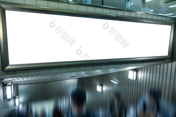 城市自动扶梯上的大型空白广告牌