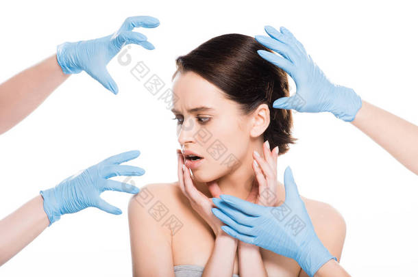 裁剪的意见, <strong>整形外科</strong>医生在蓝色乳胶手套附近的震惊的女孩隔离在白色的脸
