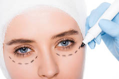 裁剪的意见, 整形外科医生在乳胶手套持有标记笔附近的女孩与在脸上的标记隔离在白色