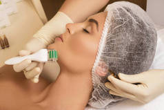 美丽的女人在美容院期间 mesotherapy 程序。中细辊面 microneedling 处理.