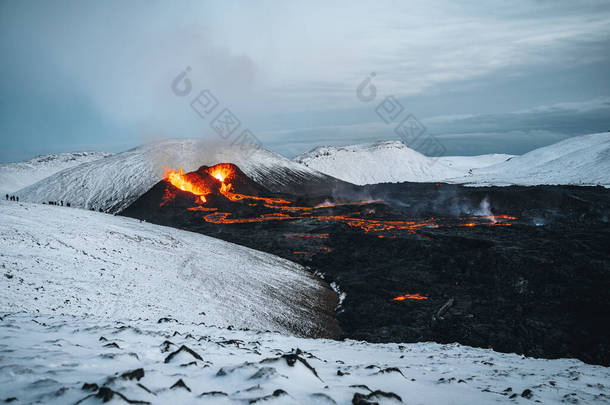 2021年冰岛火山爆发。Fagradalsfjall火山位于Grindavik和Reykjavik附近的Geldingadalir山谷。从火山口喷出的热熔岩和岩浆.