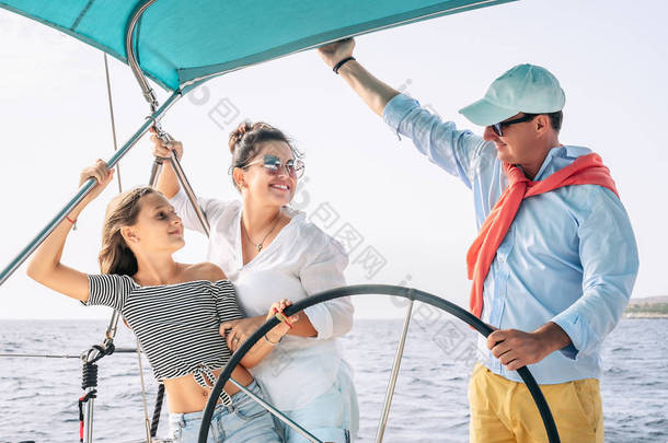 <strong>旅途</strong>愉快的家庭在帆船度假中的乐趣- -父母一起享受豪华游艇之旅- -旅行冒险和爱人们的概念