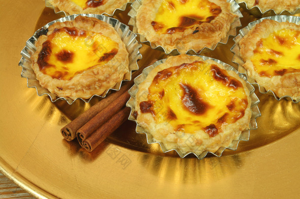 pasteis de <strong>椰果</strong>-金盘子上的蛋挞