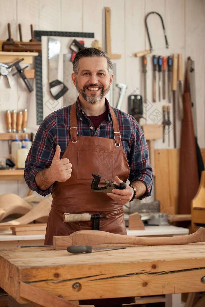 快乐的木匠中世纪英俊的木匠完成创造敞篷车图片包图网企业站