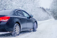 冬天的车在城外的大自然里. 雪人图片。 路上的雪。 冬天的路 白色的树。 黑色的车 路上的车.