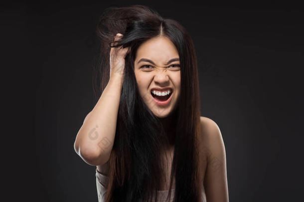 黑色深色健康头发的亚洲女性的肖像