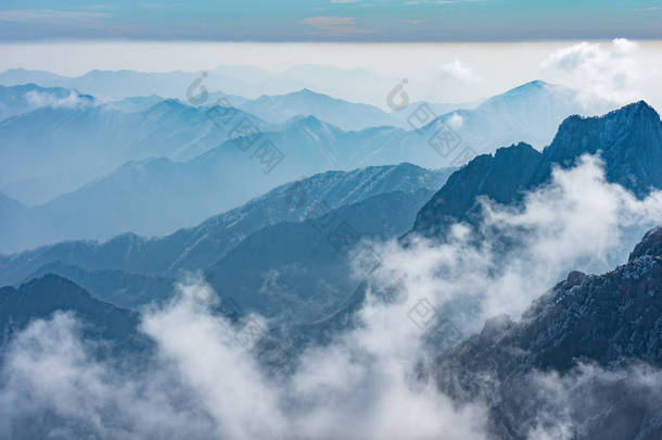 黄山国家公园山峰的晨光.