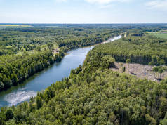 无人机图像。用绿色的水在森林中的乡村湖泊鸟瞰。拉托维亚