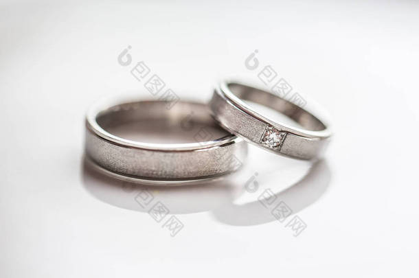 结婚那天有两个漂亮的结婚戒指.