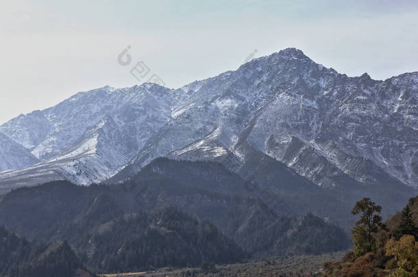 <strong>小雪</strong>下的祁连山，从铺面的小径上可以看到，一直通到马太四马蹄寺的三十三个天顶。苏南玉格尔自治县-张业-甘肃省.