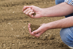 农民的农业农场土地肥沃的土壤质量检查