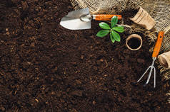 园艺工具上花园土壤纹理背景顶视图