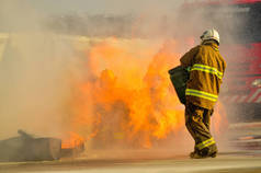 消防队员们在烈焰中练习