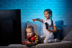 孩子们玩电子游戏和游戏机