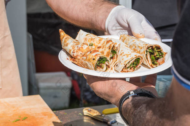 传统的土耳其披萨Lahmacun，用肉、洋葱和欧芹制成，<strong>陈列</strong>在街头食品市场的一张木制桌子上