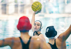水球，与妇女和球的游泳池，运动和运动员，积极和健康的行动和精力。竞争、团队运动和挑战、训练和锻炼、健康动力和有氧运动.