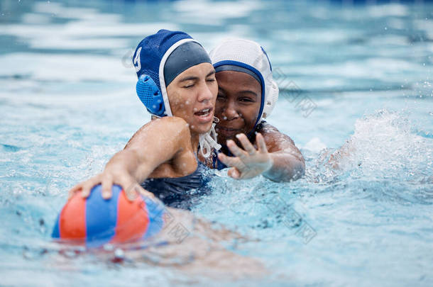 游泳、女子和水球运动比赛、训练和锻炼。职业运动员为了健康、球类运动和行动而聚集在一起，致力于团队的表现和目标.