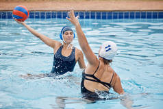 水球、游泳和妇女参加体育竞赛、训练和锻炼。职业运动员为了健康、球类运动和行动而聚集在一起，致力于实现团队业绩目标.