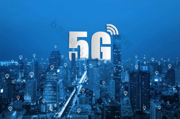 5g 网络无线系统和智能城市通信网络在智能手机上连接全球无线设备.