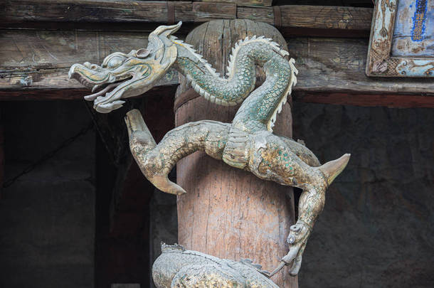 太原金慈寺女神母亲殿前的龙雕塑