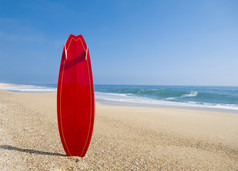 在沙滩上的红色冲浪板