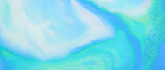 流体艺术。液体上的绿松石抽象背景。全息蓝绿色背景。五色液体污渍。宽屏