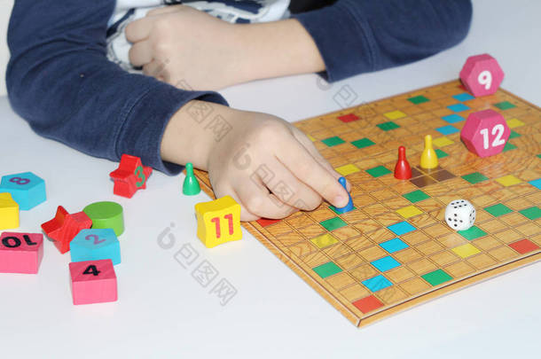 立方体, 筹码, 木制的数字, 一个明亮的领域的游戏.
