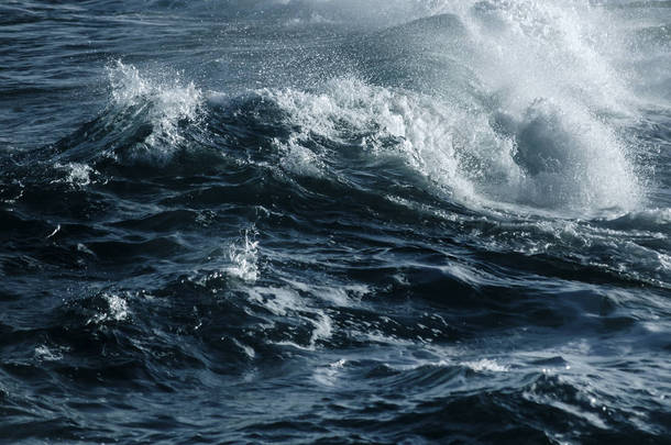 <strong>大风</strong>暴的海浪。蓝色水背景