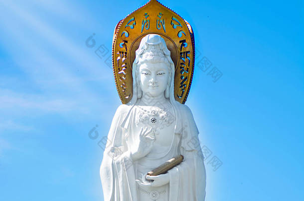 三亚岛上的佛教公园, 开阔的空间, 许多雕像和美丽的地方.