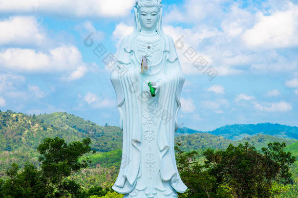 大雕像的观音在笏苏安府, Simmulate 金大金宝塔, 拉廊, 泰国.