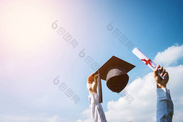 毕业那天，图像的毕业生正在庆祝毕业 p