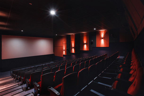 红色的戏剧或电影席位为空的行。在电影院大厅里的椅子。舒适的扶手椅
