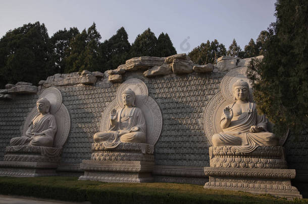千佛山秋夜的3尊佛像, 济南, 中国