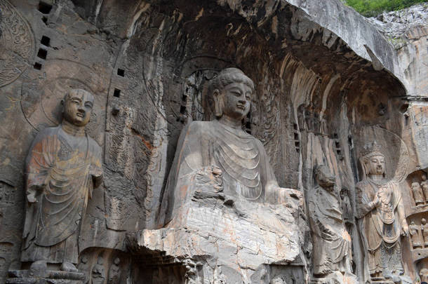 山上龙门石窟周围的大佛雕像。Pic