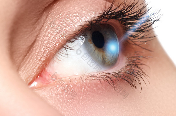 激光视力矫正。女人的眼睛人类的眼睛。女人的眼睛用激光矫正。视力的概念