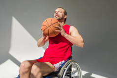 残疾的运动员投掷篮球