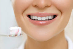 女性的微笑和牙刷。牙齿清洁和口腔卫生.