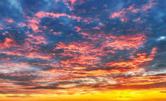只有夕阳西下的天空，抽象地映衬着红橙色的云彩