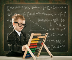 年轻聪明的科学家儿童学生算盘与黑板