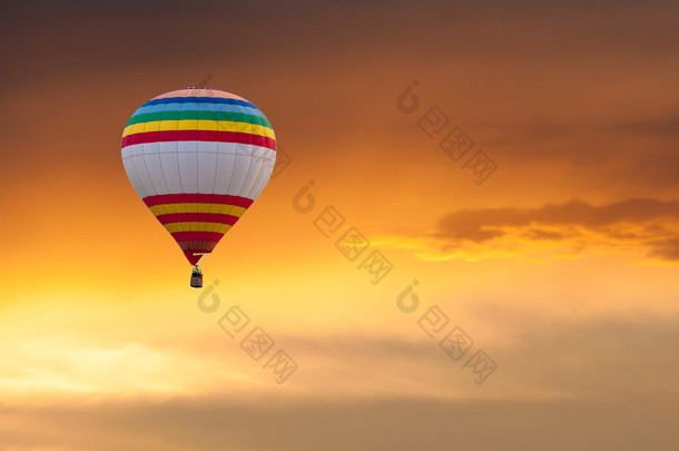 在落日的天空背景上飞行的<strong>热气球</strong>。节日的<strong>彩色</strong>气球。户外、 多彩