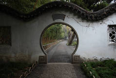 1517年建造的谦逊的管理员花园入口是一个古典花园，是联合国教科文组织的世界遗产，也是苏州最有名的花园.