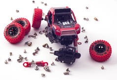 拆卸的汽车和分散的部件。破碎的玩具