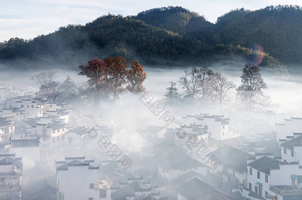 晨雾环绕着古老的石城村, 美丽的乡村风光在<strong>江西</strong>省武源县