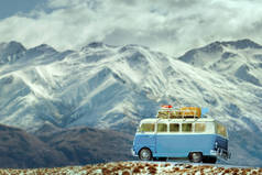 在道路一边反对美丽的雪景金鼎山旅游停车场