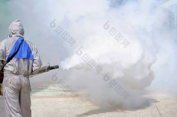 卫生工作者使用喷雾机喷洒化学制剂在社区内一般地方消灭蚊虫及预防登革热的回顾