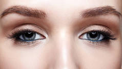 蓝色人类女性眼睛的特写宏拍摄