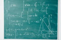 数学课。代数。这些公式是在学校董事会上写的。