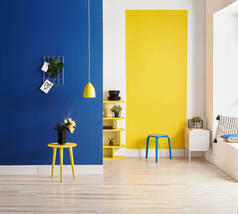 黄色和蓝色墙背景，内部风格，圆形木材，框架和灯.